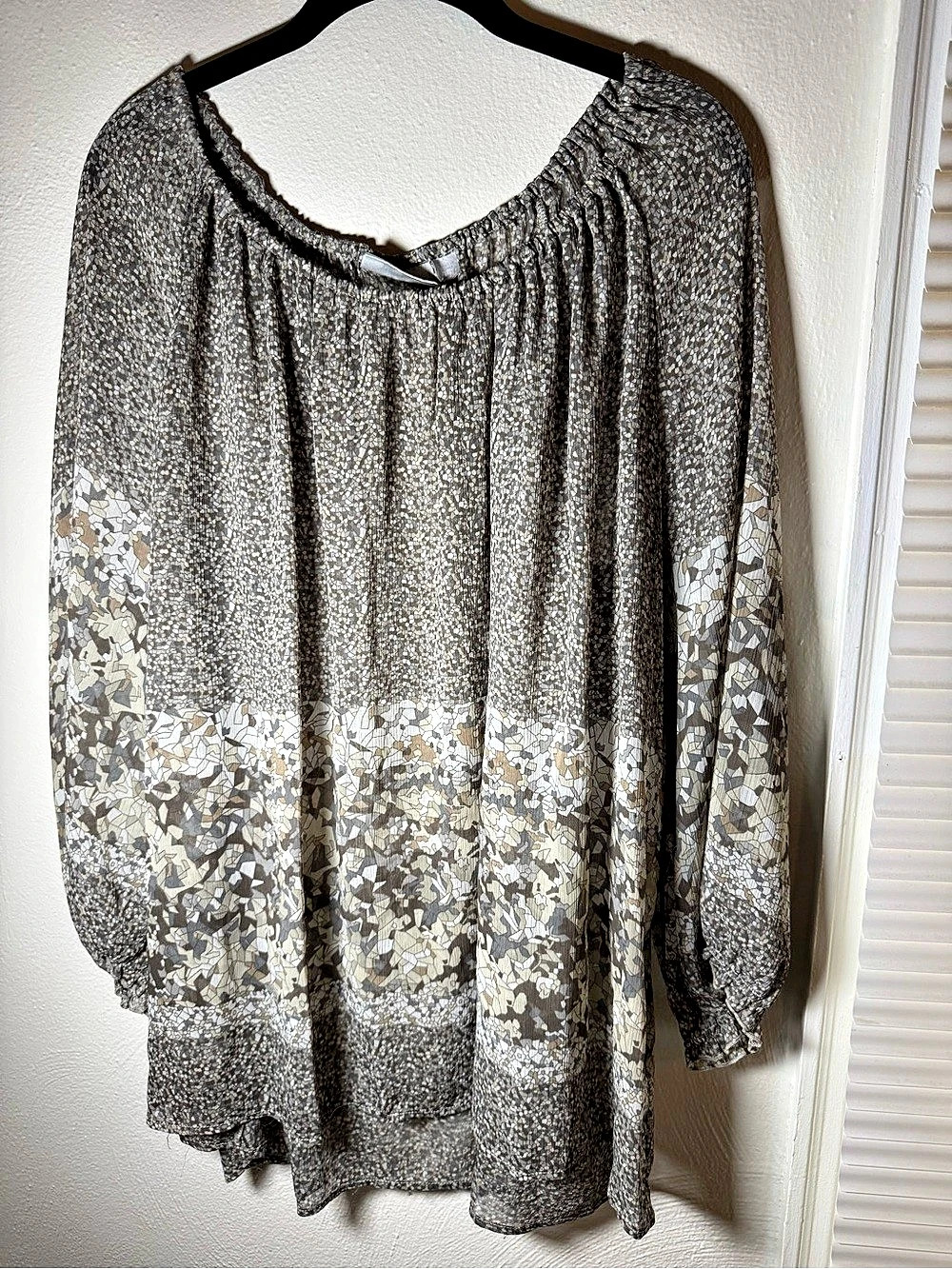 avenue Floral Long Sleeve Blouse in Gray & White